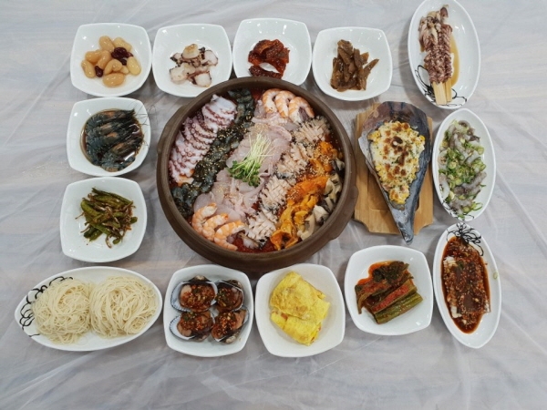 연휴를 맞아 떠나는 여행객들의 맛집 탐방, 여수 ‘진남횟집’ 모듬회정식과 스페셜물회 눈길