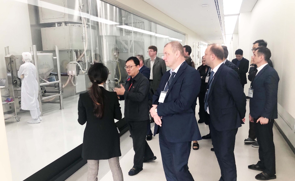 사진=한미약품 팔탄 스마트플랜트를 방문한 벨라루스 및 바레인 사절단.