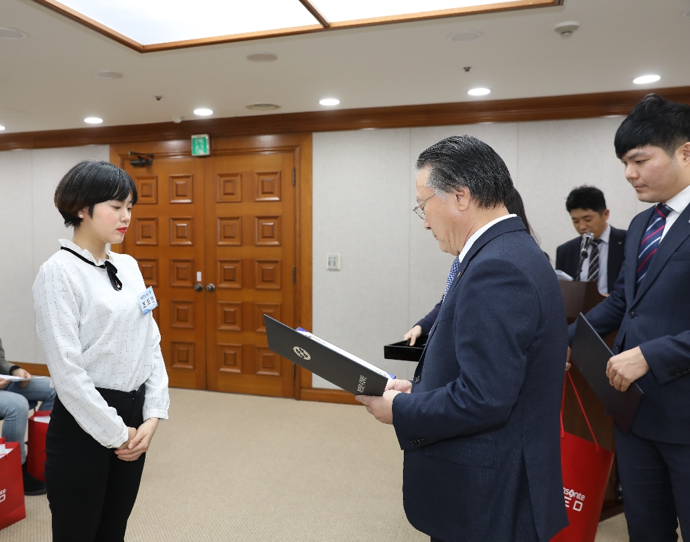 27일 서울시 송파구 수협중앙회에서 열린 제7기 수협 장학금 장학증서 수여식에서 참가자들이 기념촬영을 하고 있다. (사진= 수협중앙회)