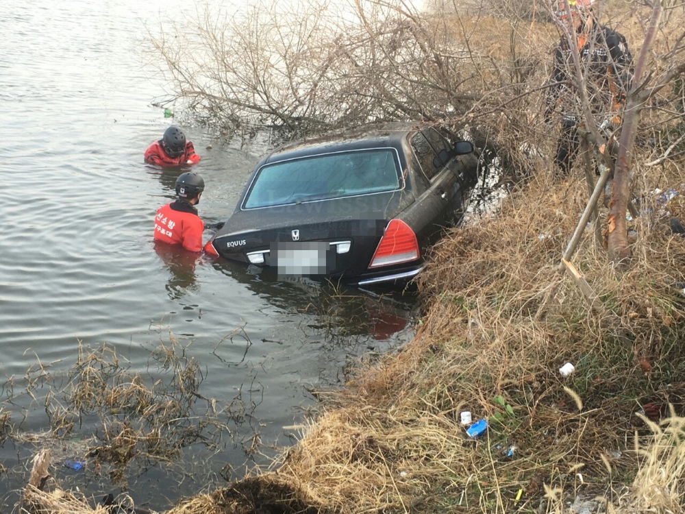 맥동강에 반쯤 잠긴 에쿠스 승용차.(사진제공=부산경찰청)