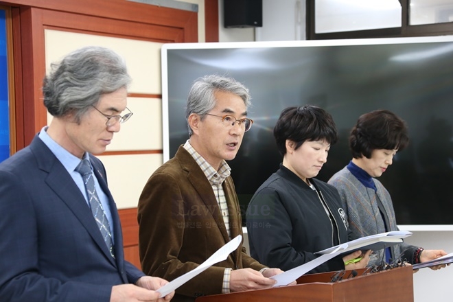 박종훈 경남도교육감이 3일 사립유치원 입학일 연기강행관련 기자회견을 열어 원칙에 따라 엄정대처하겠다고 밝히고 있다.(사진제공=경남도교육청)