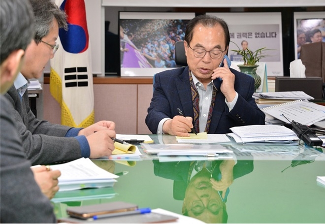 오거돈 부산시장이 3일 긴급간부대책회의를 소집해 개원연기를 위해 원장들을 직접 설득할 것을 지시하고 있다.(사진제공=부산시)