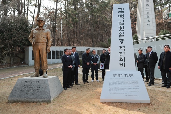 경남거제에 세워진 단죄비는 김백일 동상과 같은 높이와 크기의 입체 형태로서 전국에서 유일하다.(사진제공=친일김백일동상철거거제범시민대책위원회)