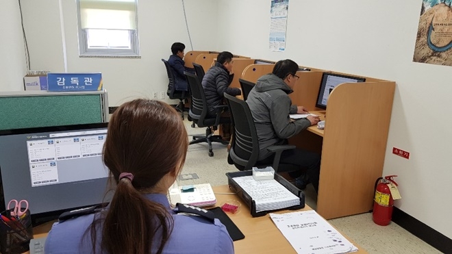경찰관 감독아래 PC시험이 진행되고 있다.(사진제공=울산해양경찰서)