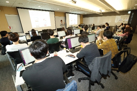 지난해 5월 성남시 분당구 KT 그룹인력개발원 인공지능 교육센터에서 AI아카데미에 참여한 교육생들이 AI 분야의 강의를 듣고 있다. 사진=KT