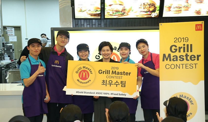맥도날드 2019 그릴 마스터 콘테스트 최우수팀이 조주연 사장과 기념 촬영을 하고 있다. (사진=맥도날드)
