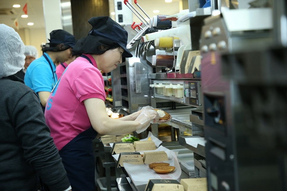 맥도날드 크루가 그릴 마스터 콘테스트 현장에서 최고의 햄버거를 만들기 위한 경합에 참여중이다.(사진= 맥도날드)