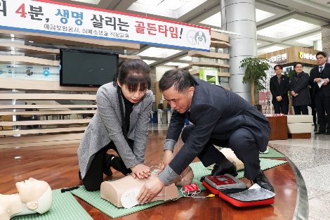 교육에 참여한 위성백 사장 및 임직원들이 심폐소생술을 실습하고 있다. 사진=예금보험공사