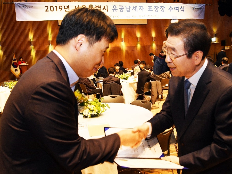 한미약품 이재형 회계팀장(左)이 박원순 서울시장(右)에게 모범∙유공납세 표창을 받고있다. (사진=한미약품)