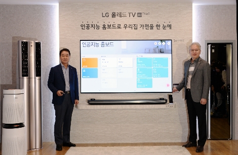 6일 서울 마곡 소재 LG사이언스파크에서 열린 2019년 LG TV 신제품 발표행사에서 LG전자 한국영업본부장 최상규 사장(왼쪽), MC/HE사업본부장 권봉석 사장이 LG 시그니처 올레드 TV W 제품으로 집안 인공지능 가전을 제어할 수 있는 '인공지능 홈보드' 기능을 소개하는 모습. 사진=LG전자