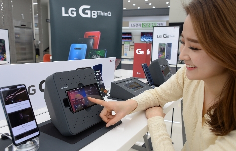 모델이 LG 베스트샵 서울양평점에서 붐박스부스터에 거치된 LG G8 ThinQ의 스테레오 사운드를 체험해보고 있다. 사진=LG전자