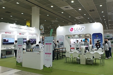 U+tv 체험 부스를 찾은 방문객들이 U+tv 브라보라이프, U+골프, 넷플릭스 등 다양한 미디어 서비스를 체험하고 있다. 사진=LG유플러스