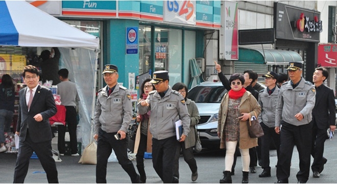 소답동 여성안심구역 현장점검에 나서고 있다.(사진제공=창원서부경찰서)