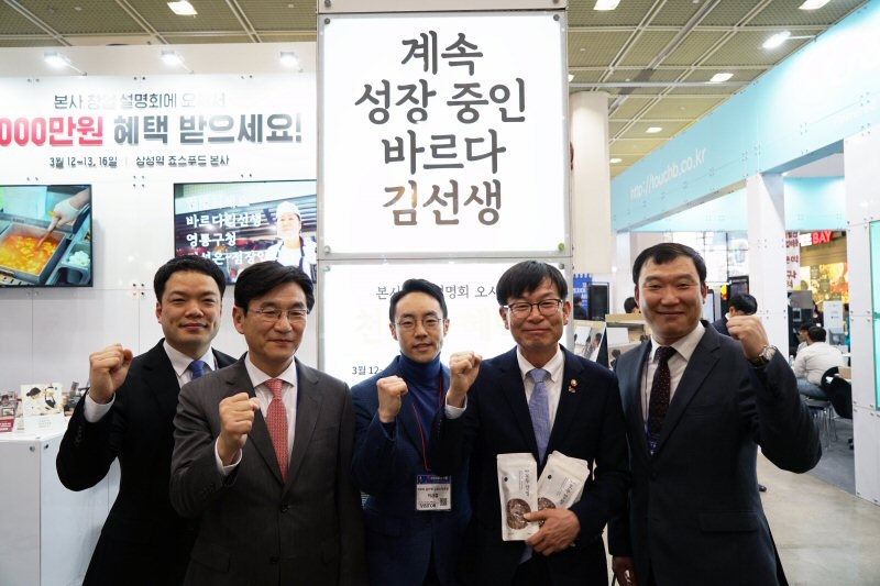 김상조위원장 방문 기념사진. (사진=바르다김선생)