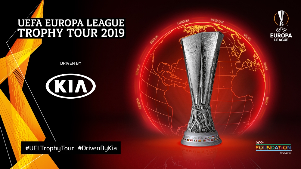 2019 제네바 모터쇼 기아차 부스에 전시된 UEFA 유로파리그 트로피의 모습.(사진=기아자동차)