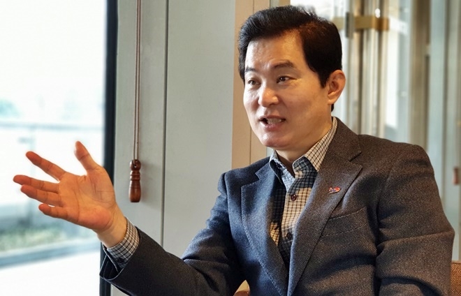 부산에서 취재진과 인터뷰를 하고 있는 류영진 전 식품의약품안전처장.