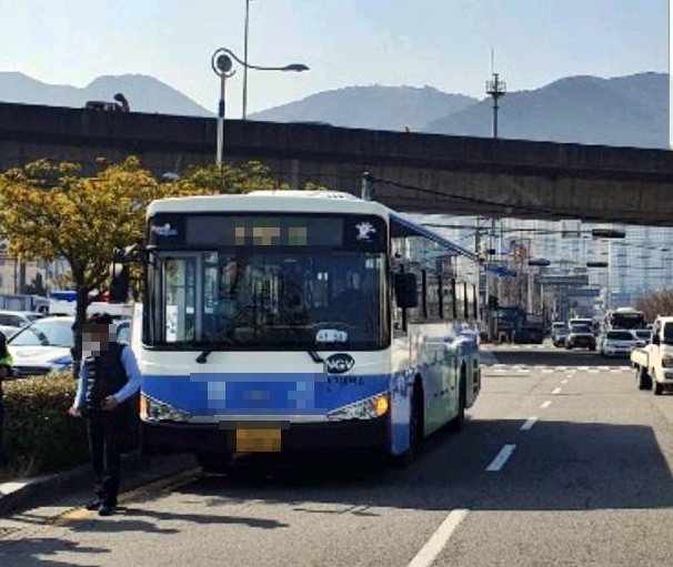 시내버스가 급제동으로 승객 6명이 경상을 입고 병원후송.(사진제공=부산경찰청)