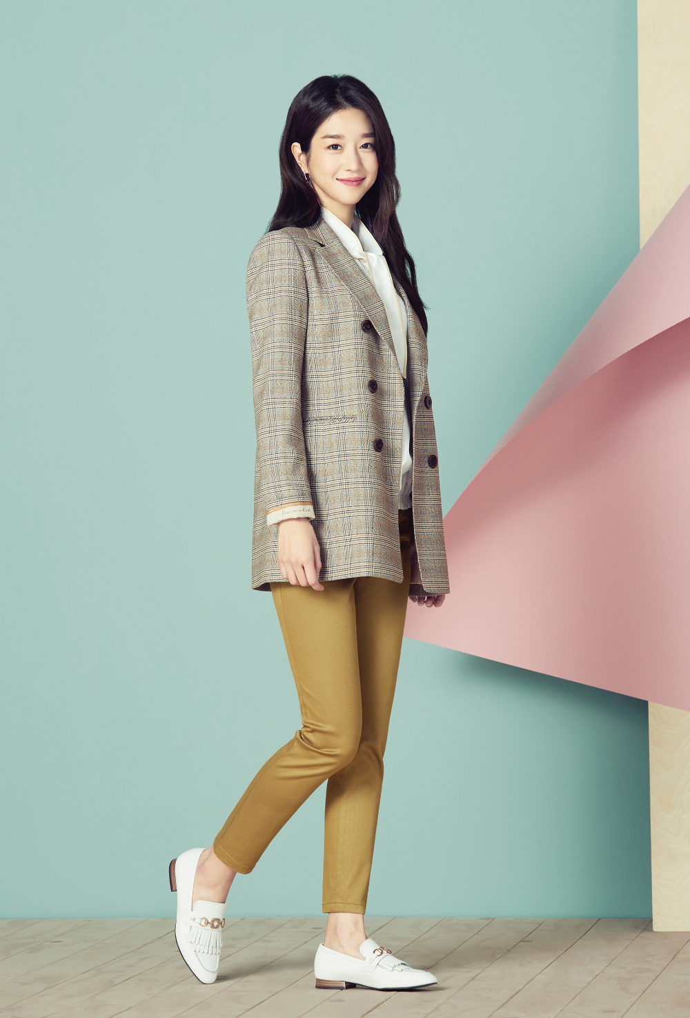 올리비아로렌, ‘체크’로 완성하는 봄 스타일링 선보여