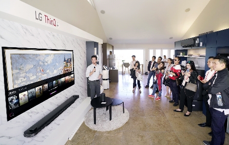 LG 이노페스트 참가자들이 거실에서 인공지능 'LG 씽큐(LG ThinQ)'를 체험하고 있다. 사진=LG전자