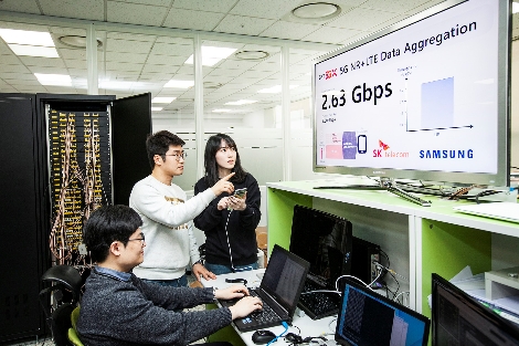 SK텔레콤과 삼성전자는 11일 삼성전자 수원사업장에서 ‘5G-LTE결합기술’을 탑재한 '갤럭시S10 5G'를 통해 역대 스마트폰 최고속인 최대 2.65Gbps로 데이터를 전송하는 데 성공했다고 밝혔다. 사진=SK텔레콤