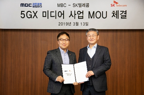 13일 MBC 상암사옥에서 열린 체결식에 참석한 김혁 SK텔레콤 5GX미디어사업그룹장(왼쪽), 박태경 MBC 전략편성본부장이 기념촬영을 하고 있다. 사진=SK텔레콤