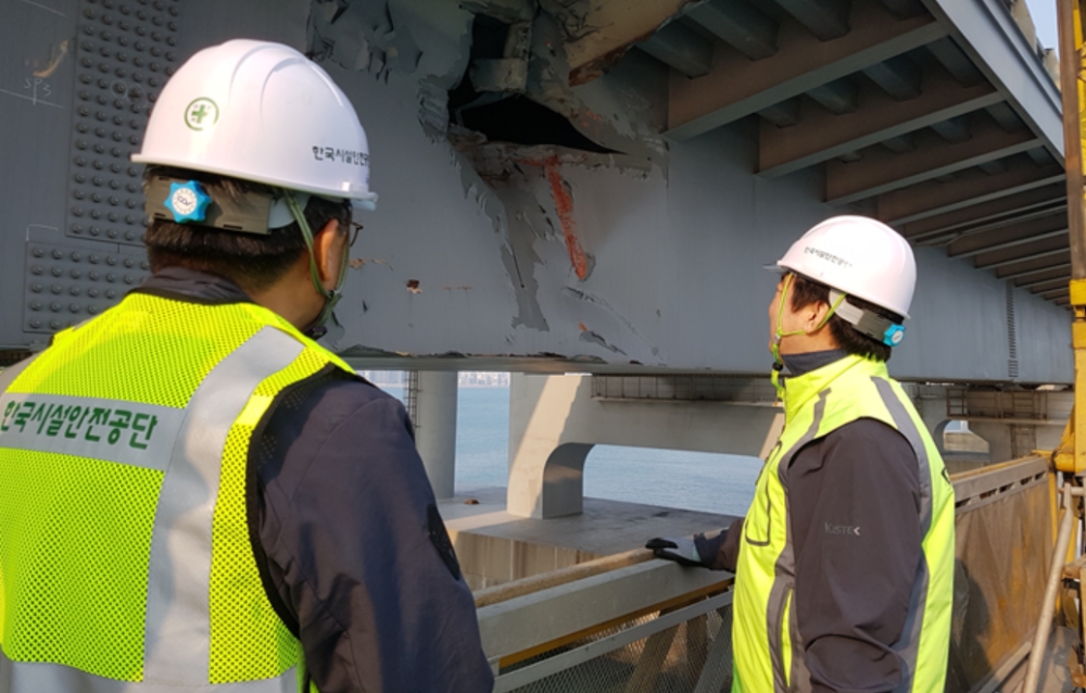 한국시설안전공단(이하 공단) 박영수 이사장은 지난 12일 오후, 선박추돌 사고와 관련한 정밀안전진단 현장을 방문했다.(사진=한국시설안전공단)