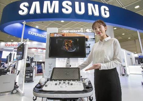 삼성전자 모델이 초음파 진단기기 플랫폼 신제품 ‘HERA W10’을 선보이고 있다. 사진=삼성전자