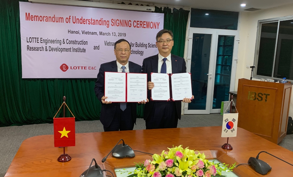 롯데건설 기술연구원장 박순전 상무(오른쪽), IBST 밍 원장(왼쪽).(사진=롯데건설)
