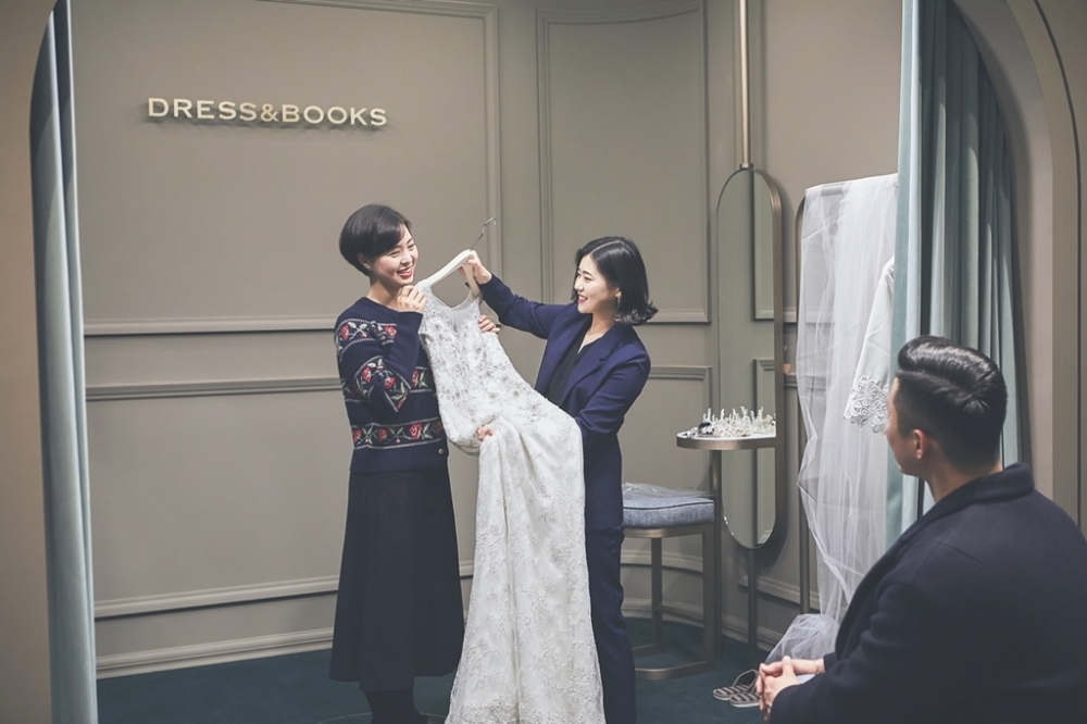 지하 1층에 마련된 ‘웨딩드레스 & 웨딩앨범 라이브러리(Dress & Book)’.(사진=에머슨케이 파트너스)