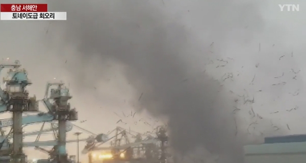 당진 토네이도 한바탕 휩쓴 장면이 포착됐다 / 출처 와이티엔 보도화면