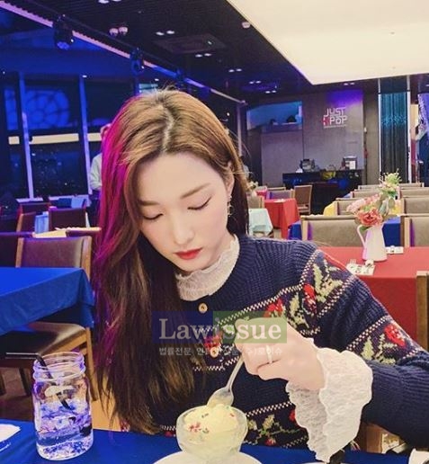 율희가 아이스크림 먹고있는 장면 / 출처 : INSTAGRAM