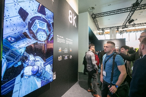 지난 2월 네덜란드 암스테르담에서 열린 'ISE 2019'에서 전시회 관람객들이 삼성전자의 8K 해상도 상업용 디스플레이 신제품을 관람하고 있다. 사진=삼성전자