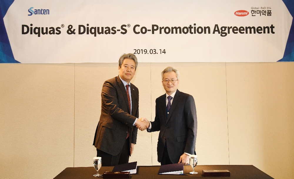 왼쪽부터 한미약품 우종수 대표이사와 한국산텐제약 이한웅 대표이사가 공동판매 계약식 후 악수를 나누고 있다. (사진=한미약품)
