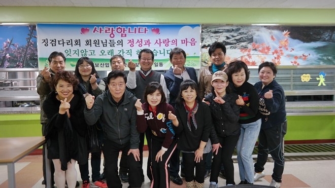징검다리회가 소년원에서 짜장면 봉사를 하고 기념촬영.(사진제공=오륜정보산업학교)