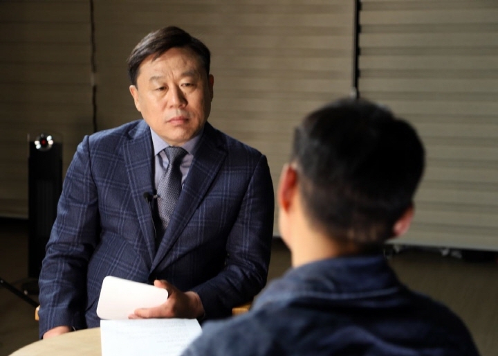 김종훈 국회의원이 조선소 하청노동자 최도섭 씨와 인터뷰를 하고 있다.