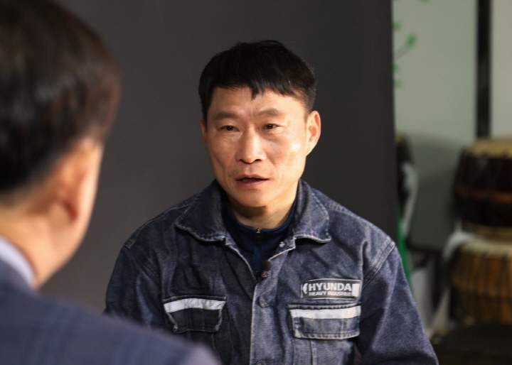 인텨뷰에 응하고 있는 최도섭 씨.
