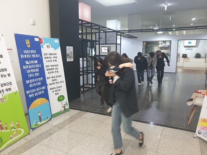 직원들이 화재대피운련을 하고 있다.(사진제공=부산솔로몬로파크)