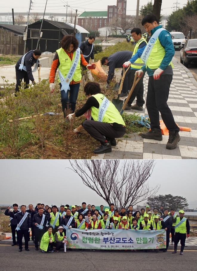 연산홍과 벚나무를 심고 청렴캠페인을 펼친 뒤 기념촬영.(사진제공=부산교도소)