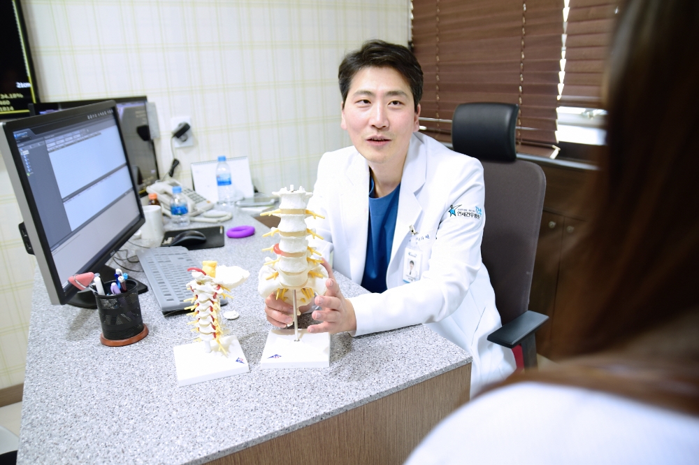 대형마트가 부상병동? 서서 일하는 노동자들에게 의자가 필요한 이유