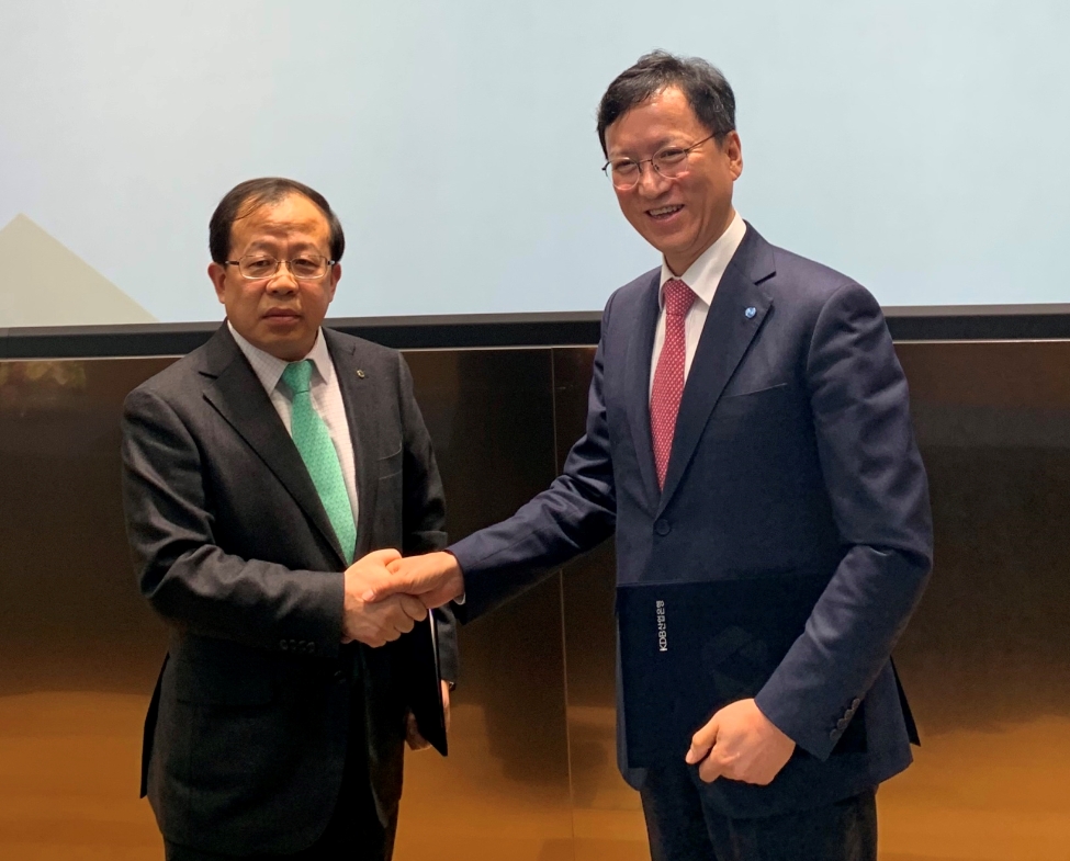▲ (왼쪽)KDB 산업은행 장병돈 혁신성장금융부문장, (오른쪽)휴온스글로벌 윤성태 부회장 (사진=휴온스)