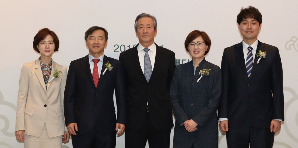 사진=제12회 아산의학상 시상식 (좌로부터 이은지, 김종성, 정몽준이사장, 김빛내리, 한범교수)