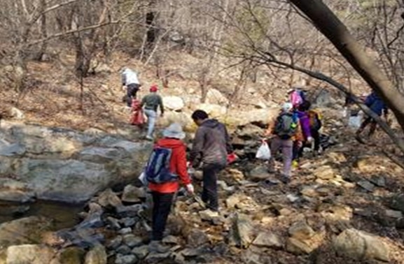 사회봉사대상자들이 경주 남산 환경정화활동을 하고 있다.(사진제공=경주준법지원센터)