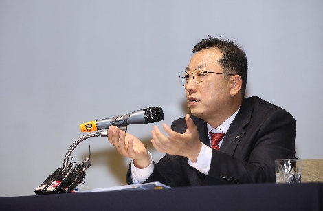 26일 오후 여의도 신한금융투자 본사에서 열린 취임 기자간담회에서 김병철 신한금융투자 대표가 사업전략에 관해 발표하고 있는 모습. 사진=신한금융투자