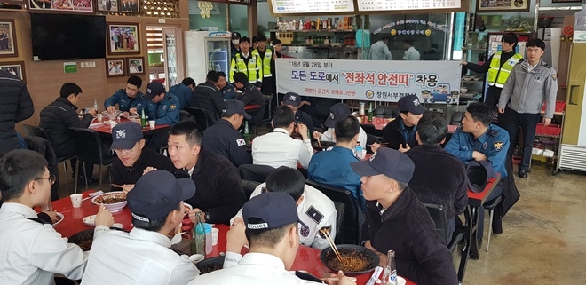의무경찰들을 상대로 짜장면 무료봉사.(사진제공=창원서부경찰서)