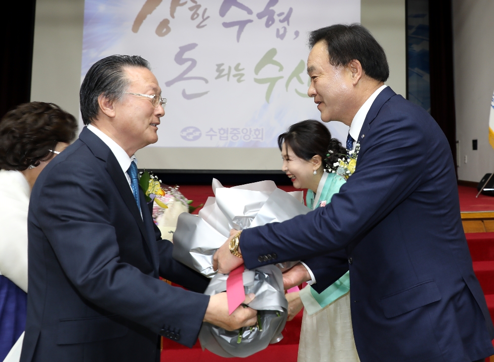 26일 서울 송파구 수협 본부청사에서 진행된 제24대, 제25대 수협중앙회장 이취임식에서 24대 김임권 수협회장(왼쪽)과 25대 임준택 수협회장(오른쪽)이 악수를 하고 있다.(사진=수협중앙회)