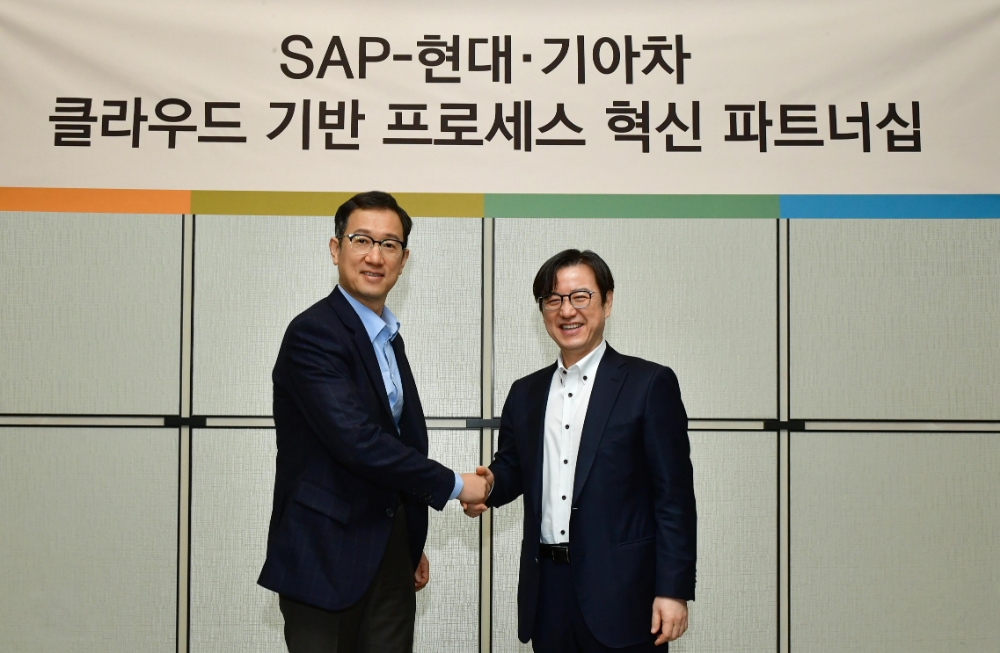 (왼쪽부터) 서정식 현대·기아차 ICT본부장과 이성열 SAP 코리아 대표가 악수하고 있는 모습.(사진=현대자동차그룹)