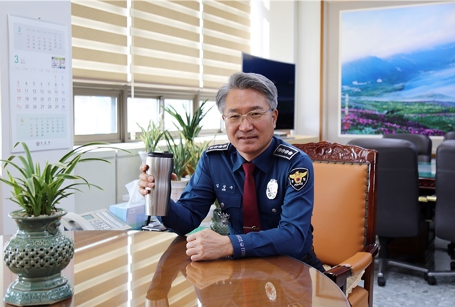 '플라스틱 프리 챌린지'에 동참하고 있는 김상구 서장.(사진제공=창원서부경찰서)
