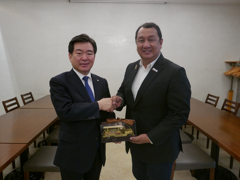 페르난도 페르난데즈 APDF 회장과 김철수 협회장이 악수를 하고 있다. (사진=치협)