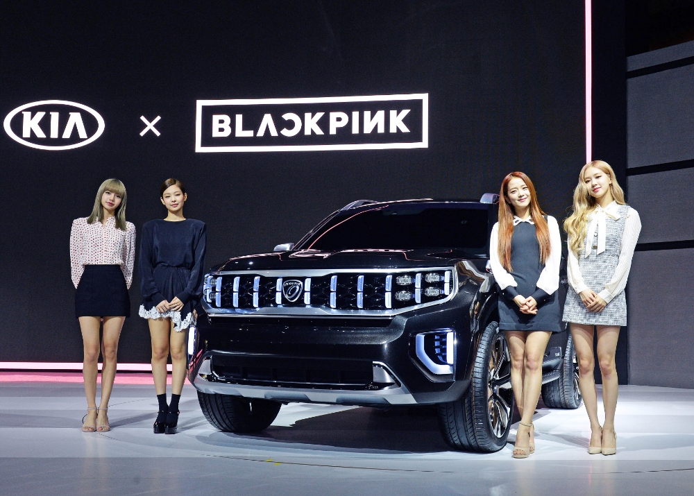 기아자동차 글로벌 브랜드 홍보대사 블랙핑크(왼쪽부터 리사, 제니, 지수, 로제)가 콘셉트카 ‘모하비 마스터피스’ 앞에서 기념 촬영을 하고 있는 모습.(사진=기아자동차)