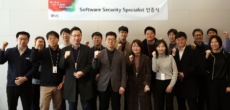 보안 전문가로 선발된 LG전자 직원 11명과 CTO(최고기술책임자) 박일평 사장(왼쪽에서 일곱 번째) 등이 기념촬영을 하고 있다. 사진=LG전자